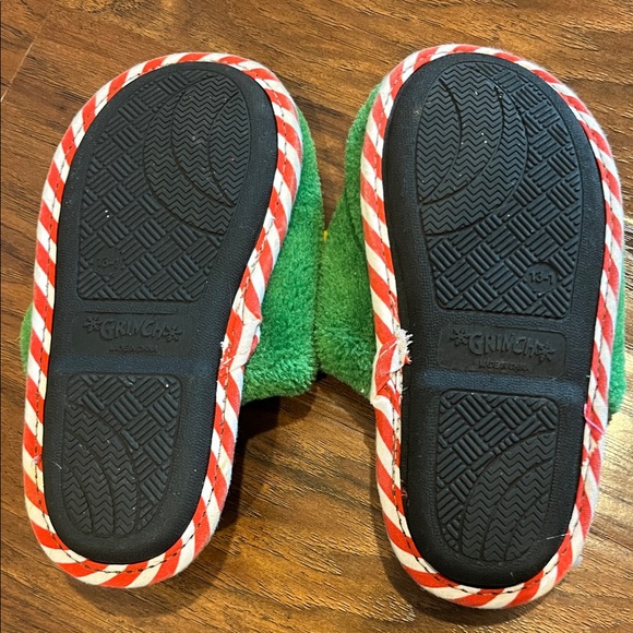 Kids Green Grinch and Max Slippers - Picture 5 of 6